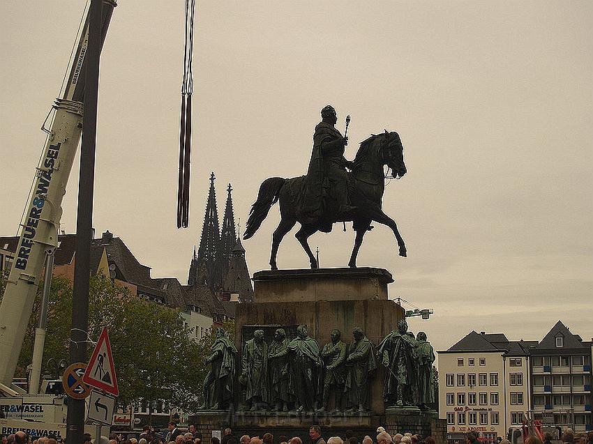 Reiterdenkmal kehrt zurueck auf dem Heumarkt P88.JPG